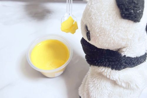 デザートのプリンをぱくり🍮