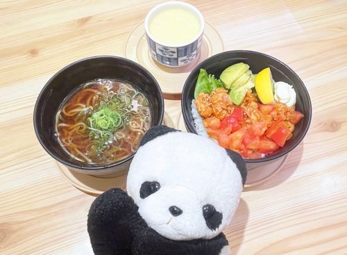 スシローで、ポキ丼と茶碗蒸しとラーメンのセット、お芋のパフェを食べたよ〜😋
結局全部で5000円分食べたんだけど、1回も景品当たらなかったよ〜😭
最近ゲームで当たる確率低くなってる？？