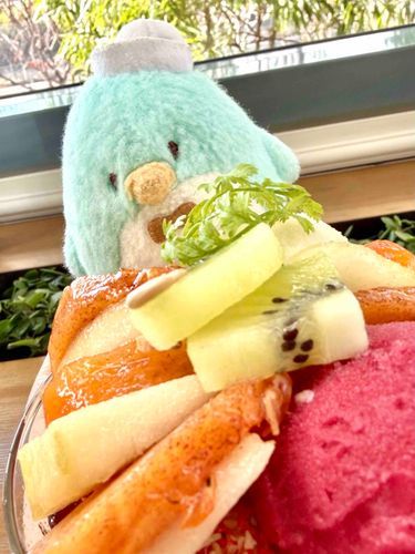 持ち主は昨日仕事納めだったから今朝は奮発してパフェ食べるんだって！今年最後の柿と梨！！