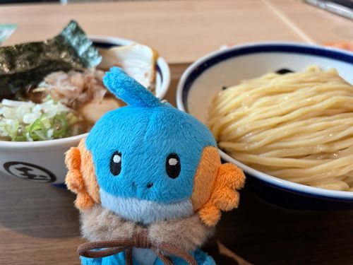 つけめんも　いいけど、
にゅーおようふくの　ぼくもみてー！