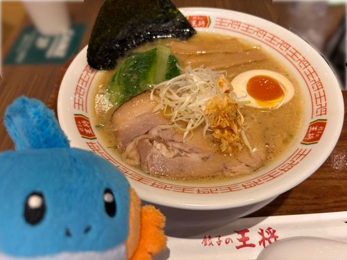 しゃしんとってないで　はやくらーめん　たべようよ〜！