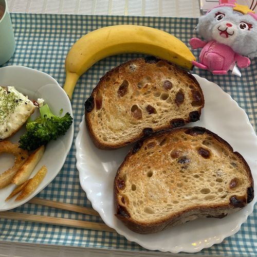 レーズンパンと目玉焼きだよ