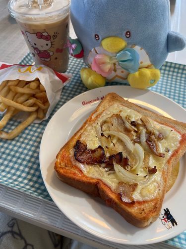 キティーちゃんのカフェラテとピザトーストだよ
