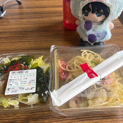 売店でお昼ご飯食べるよ