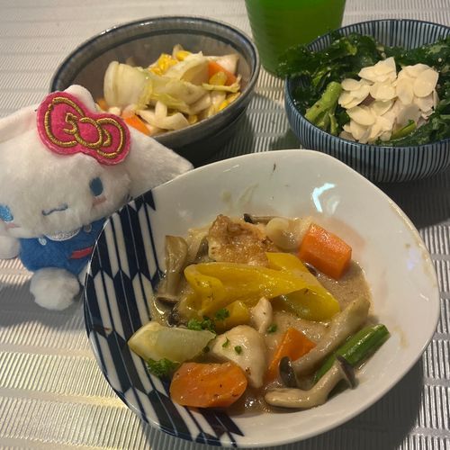 ケール🥬チーズナッツサラダと🥗シュクメルリだよ