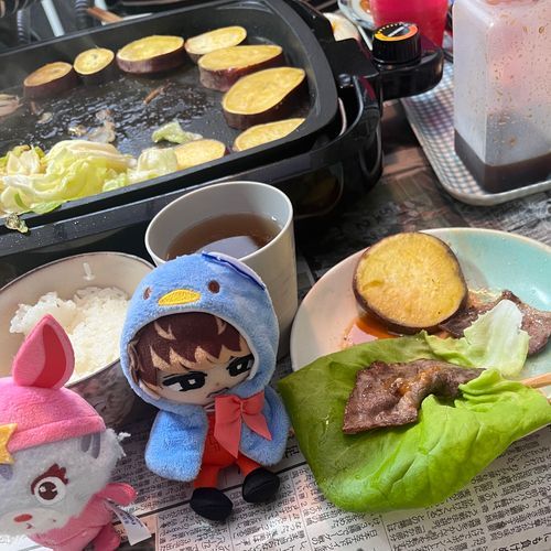 「こーくぜんとうめいとにゃびっとちきゅう」のにゃびっととコラボしたよー！今回は牛肉で焼肉パーティ！レタスで挟むと美味しかったで