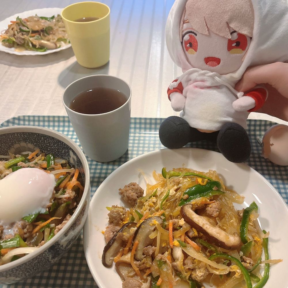 ひきにーとのこーくが家族のために料理を作ったよ！
みんな喜んでくれてたの良かったよ
フライパンの大きさを間違えてしまってぎゅうぎゅうづめになってしまったんだ笑