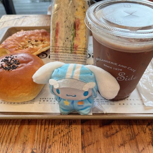 サニーサイドっていうパン屋さんでパンを食べた！
甘いものばっかり食べちゃって胃もたれ笑