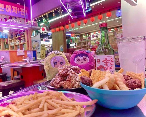 ❄️：僕たちのビビッドな色合いに負けないなんて、このお店はなかなかやるね。
🍑：『ばえ』っていうんだよ！ゆき！