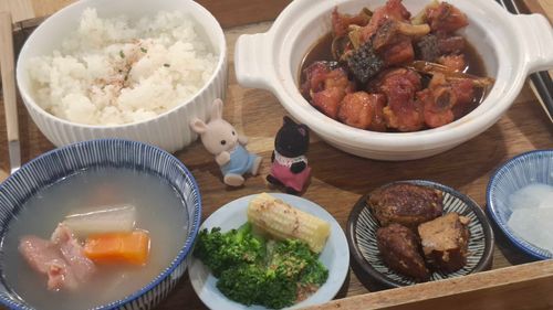 好吃的飯啊……！🐈‍⬛🐇🍖