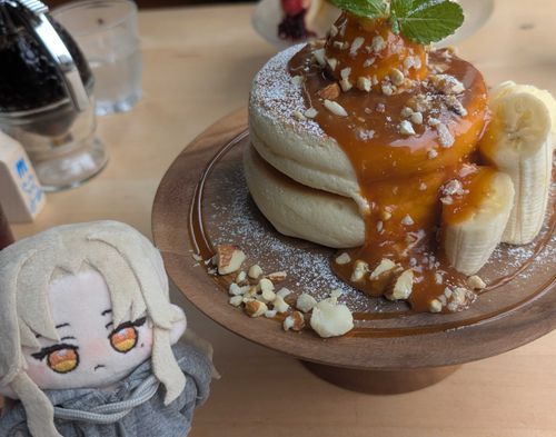 ふわふわのよかぜだよ〜🍯

これは北海道で食べたとっても甘いパンケーキだよ〜
キャラメルとバナナってすごい最強の組み合わせだけど誰が最初に考えたのかな〜？？