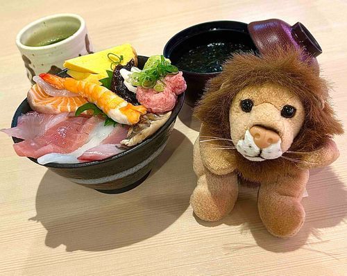 オーナー「せっかく出張で海来たんだから美味しいもの食べないとだよね!」
レオ「それなー♪」