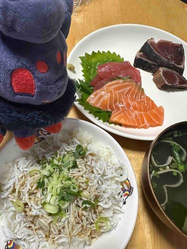 しらす丼にお刺身！
おいしいね