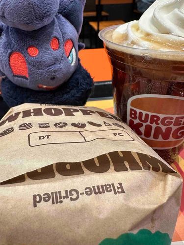 バーガー🍔タダ券をもらったのでゾロアと一緒に食べに来ました


🟥⬛️ .｡oO(飼い主、食べ過ぎじゃない…？)