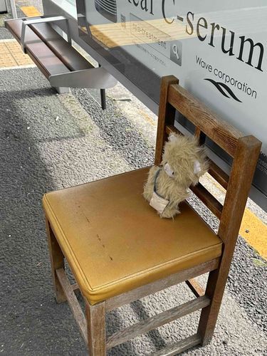 バス停にあった椅子に座らさせてもらってます