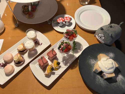 どんどん運ばれて来るぜ🫖🍰