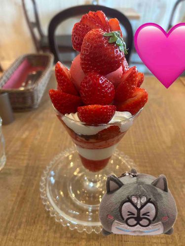 大きないちごパフェもたべたぜ✨