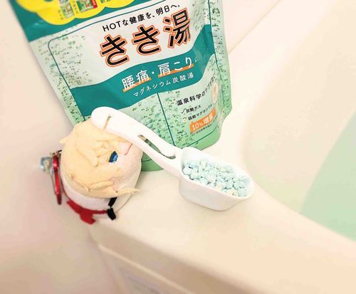 お風呂に入浴剤を入れてくれるもち則