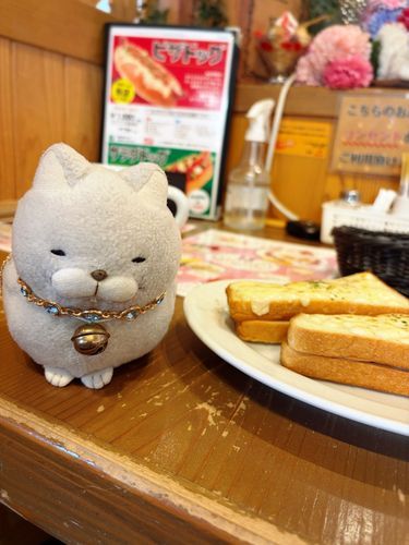 お墓参りの道中は渋滞地獄で、疲れ果てたお仲間とカフェで休憩したにゃ☕️
落ち着いた雰囲気でクロックムッシュがとっても美味だったにゃ〜✨✨