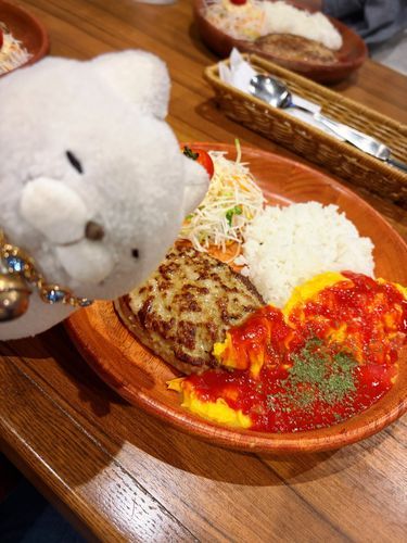 ずっと食べてみたかったメニューにゃ✨
ま、おいしいにゃんけど。。
結局レギュラーバーグがいちばんだと気づかされるにゃ！