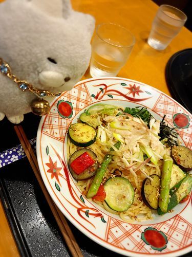夏が終わっちゃうにゃんてさみしいにゃ。。
チビネエのお迎え前の腹ごしらえにゃ♪