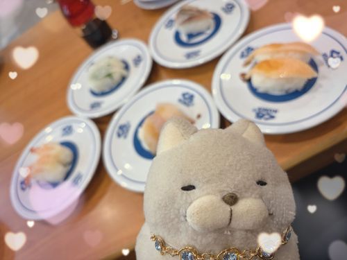 海の帰りにくら寿司で食べたにゃ♪
常にお寿司に埋もれていたいと願うお仲間はとっても幸せそうだったにゃ〜🩵