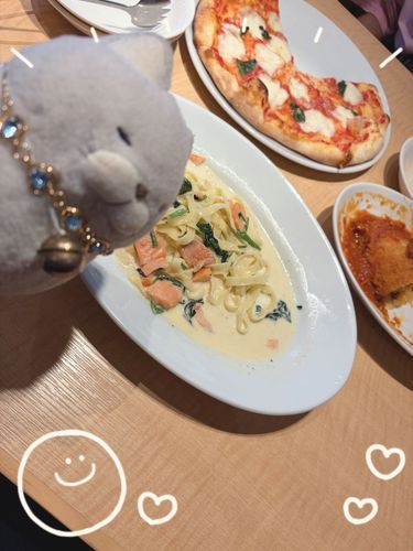 バタバタして投稿が遅れたにゃんけど、お仲間が30年くらい前によく行っていたというカプリチョーザに行ってきたにゃ🍕✨
TVで誰かが話してたのを聞いて懐かしくにゃったみたいにゃ〜♪