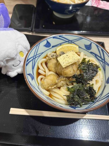 ヒトモシちゃんと牡蠣バターぶっかけうどん