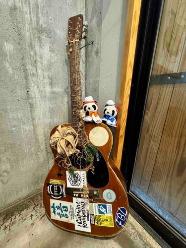曲をつくるわよー！マネージャーなんか弾いて！

えっ、弦がないから無理？