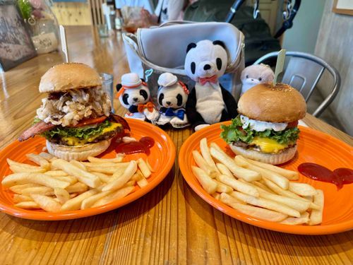 すんごいデッカイバーガー！美味しそう😋
でもぱんぱんたちどうやって食べたら‥