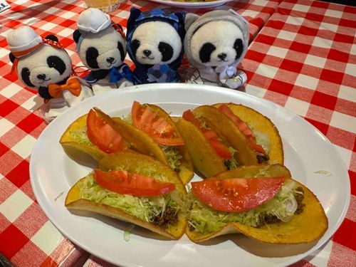 メンバーとランチ。ここのタコス美味しいのよ！食べて食べて！！