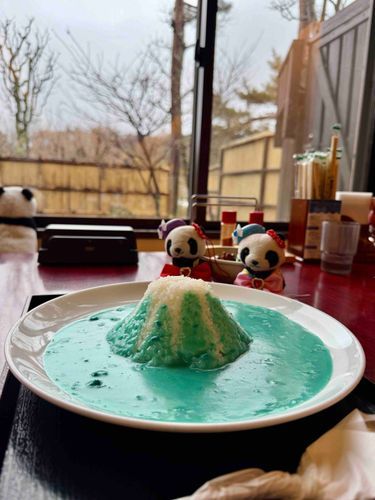 富士の麓で富士山カレー！甘そうに見えるけど、しっかりピリ辛だったわ