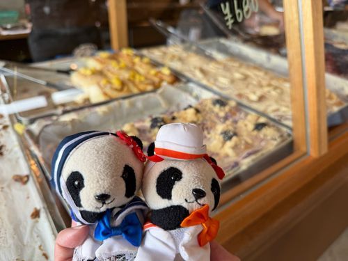 ぱしゅ「どれ食べるか迷っちゃうね、お姉ちゃん！」
ぱんぱん「すいません、全部下さーい！」
ぱしゅ「え」