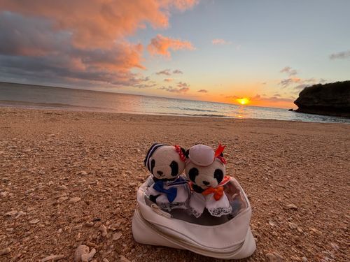 夕日を見ながらビーチでまったり。
今日もいい1日だったわね。