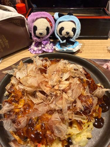 大阪といえば、お好み焼きよね！
もっと味濃いと思ったけど、意外とあっさりなのね！ふわふわで美味しいわ！
あっ
マネージャー、ぱんぱんたち側には青のりかけないで！これからライブなんだから！
