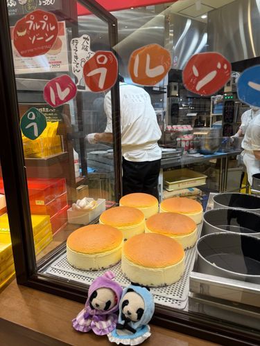 なんかぷるんぷるんのチーズケーキあったから買ってみたわ。
なんか、卵焼きみたいな感じね！
甘さ控えめで美味しかったー！
今度は2個買いにこよ♪
