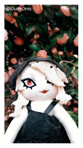 自作ぬいです。
4月ごろに撮影した、ツバキを背景にした写真です。
