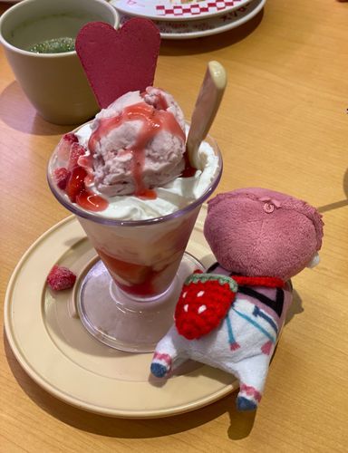 スシローのいちごパフェとはぐ座