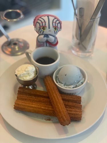 チョコミントアイスとアマレットのホイップとなんかチョコ的でコーヒー的なソースとチュロスとはぐ座