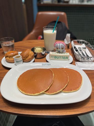バターを食べるパンケーキとスコーンとはぐ座
丸ビルのBUTTERさん