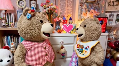 ぐろっくくんがつくってくれたぼくらをお姉さんがかわいいかわいいいってくれます。
