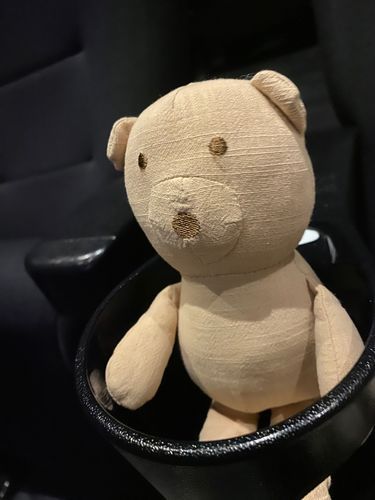あと2日！

映画を観る時はこうやって座ってるぞ！

あ、ちゃんと主のドリンクホルダーに座ってるぞ！！

