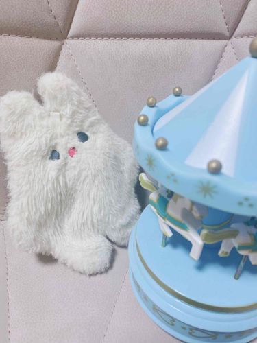 メリーゴーランドってしってる❔
くるくるまわるお馬さんがいるよ
のせてほしいけど ぼくがのったらつぶれちゃうかな