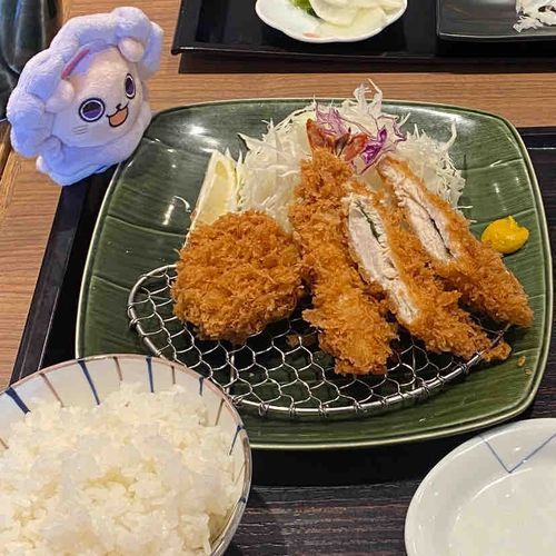揚げ物狙ってる