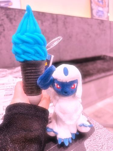 すごい青いソフトクリーム🎶
色の組み合わせはアブソルよりもルカリオだね
