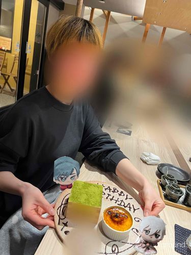 🤍🖤「主、誕生日おめでとう」

主:ありがとう〜‼️
まさかプレート出てくるとは思わなくてビックリしたけど
皆さんが祝ってくれて嬉しかった😭✨そ
そしてぬい持ってくの忘れてしまったのでコラージュで失礼😂