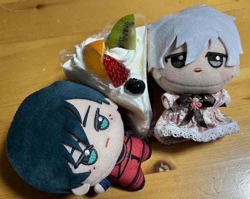 🤍｢主の復活祝い〜｣
🖤｢早く食え｣

主:皆様明けましておめでとうございます。
私は30日にインフルにかかり年明けた早々震度5強が来て家の中グチャグチャになりましたが,今は体調回復して家の中も落ち着いてます。
まだ地震が来るので油断出来なくて困ってます…
皆様も地震に気を付けお身体ご自愛ください。