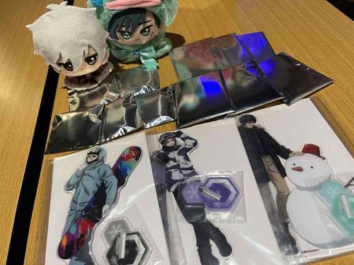 🤍「玲王のアクスタは友達分で後は全部主のなんだって〜」
🖤「朝イチでお前ヤバすぎだろ」
🤍「主だけの金額で相当だよね…」

主:君達が欲しかったんだから許せ