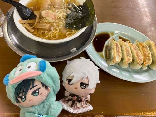 🤍「んまそ〜」
🖤「太るぞ」

主:ご飯くらい好きに食べさせて！？
