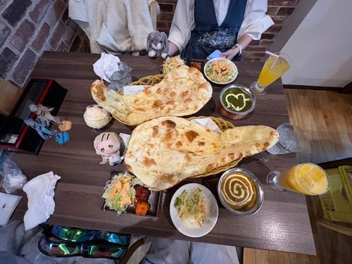 大きいナンを学マス友達と一緒にたべたよ私どーこだ！
